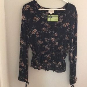 Everly V-neck Top/Vintage Floral